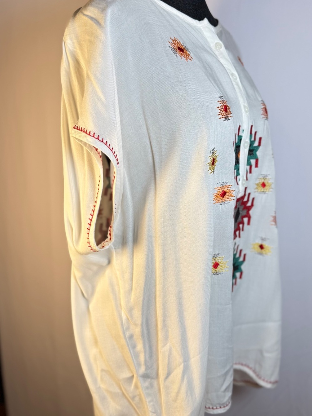 Origami by Vivien Aztec embroidered designed capped sleeveless top.  Size XXL - Picture 3 of 9